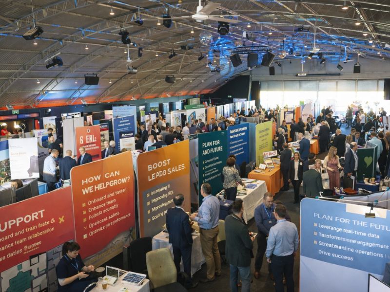 Checklist de pré-evento para stand e ativação: briefing, logística, energia, montagem,
      fluxo e contingência