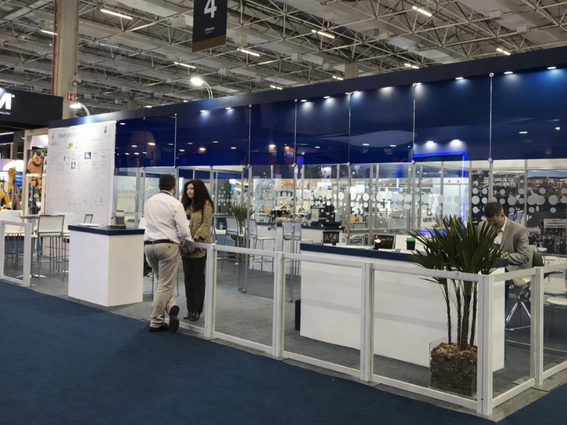 Como criar curiosidade no corredor e fazer o público parar no stand?