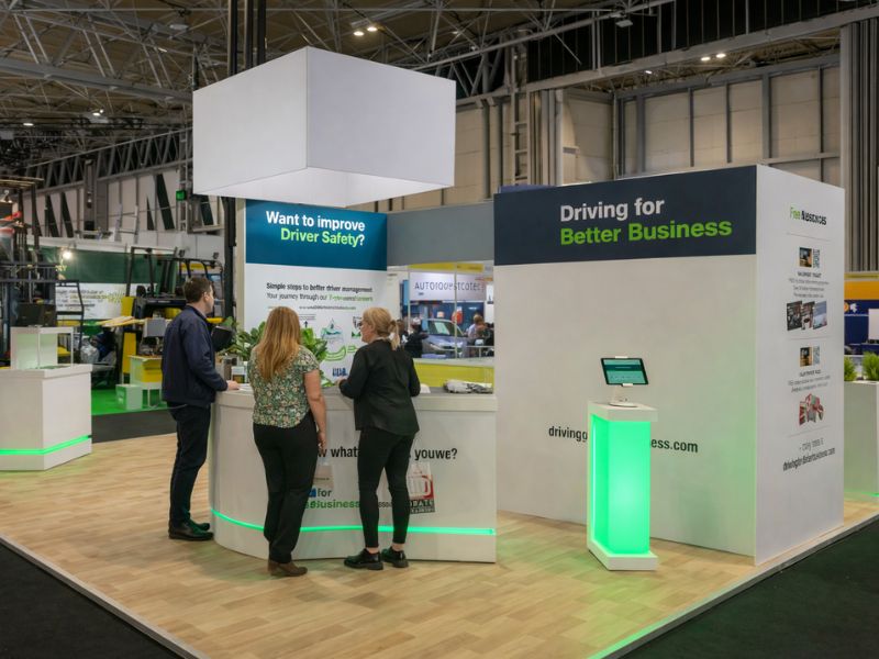 Como criar uma dinâmica rápida (30–60s) que faça o público entrar no stand?