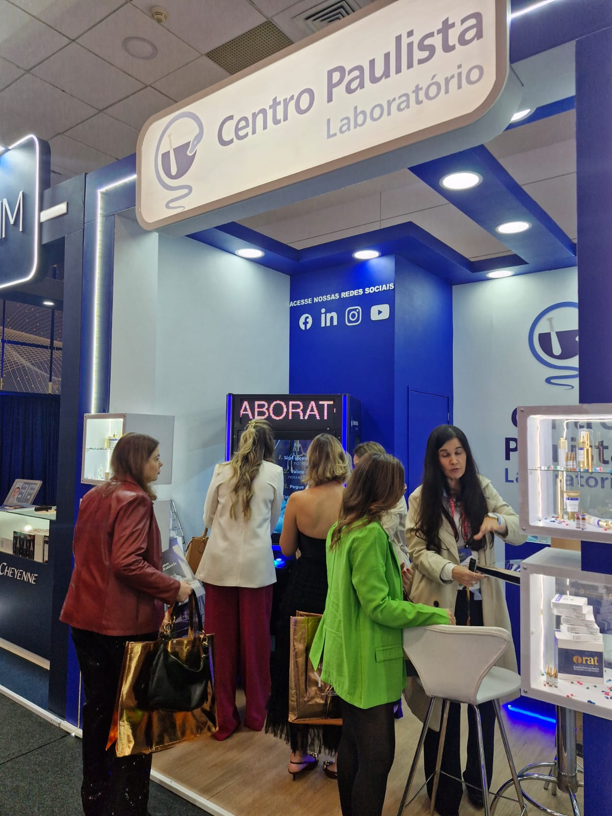 Equipe CZL PLUSH preparando máquinas de pelúcia para evento