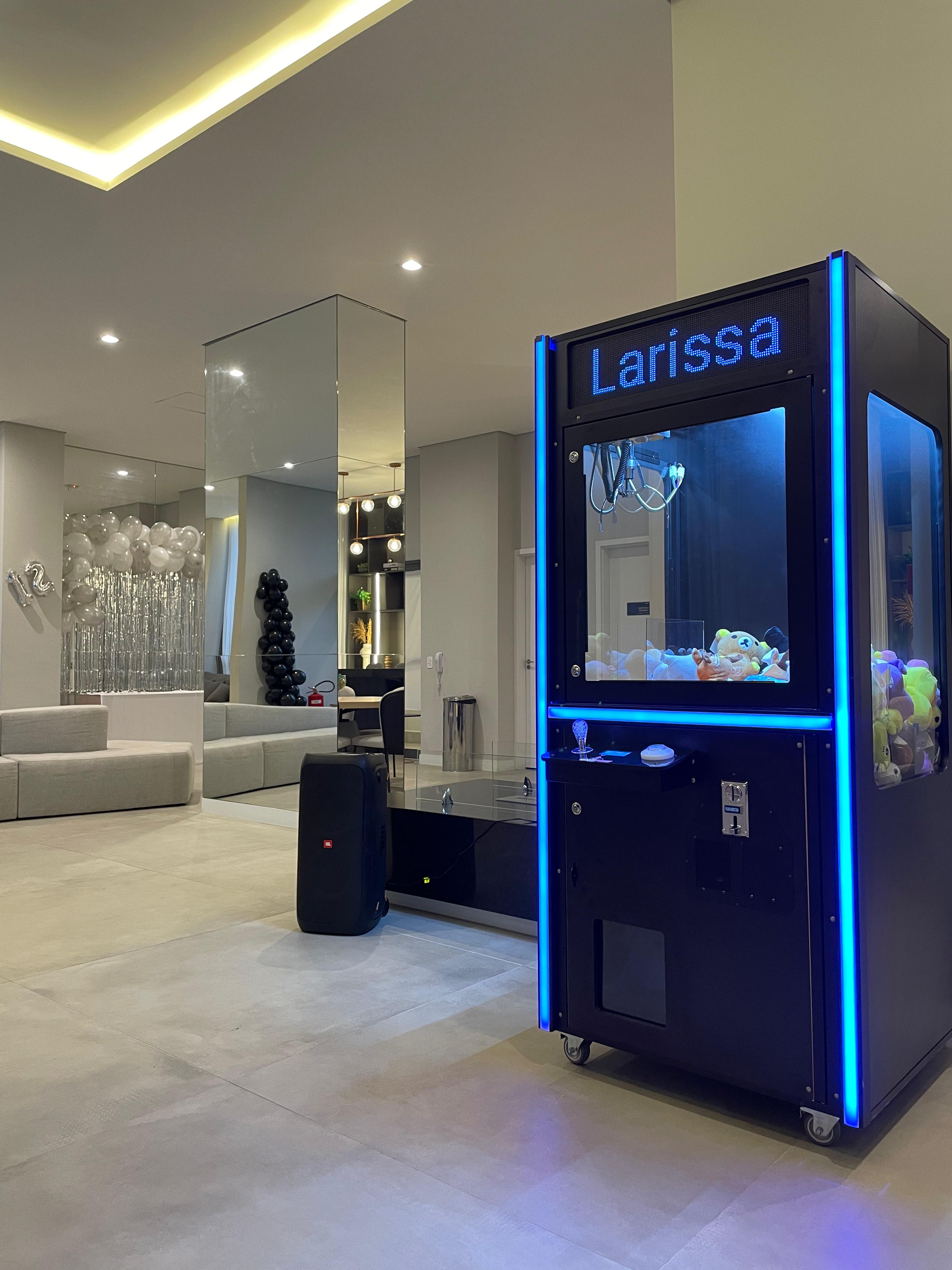 Máquina de pelúcia em ação durante evento