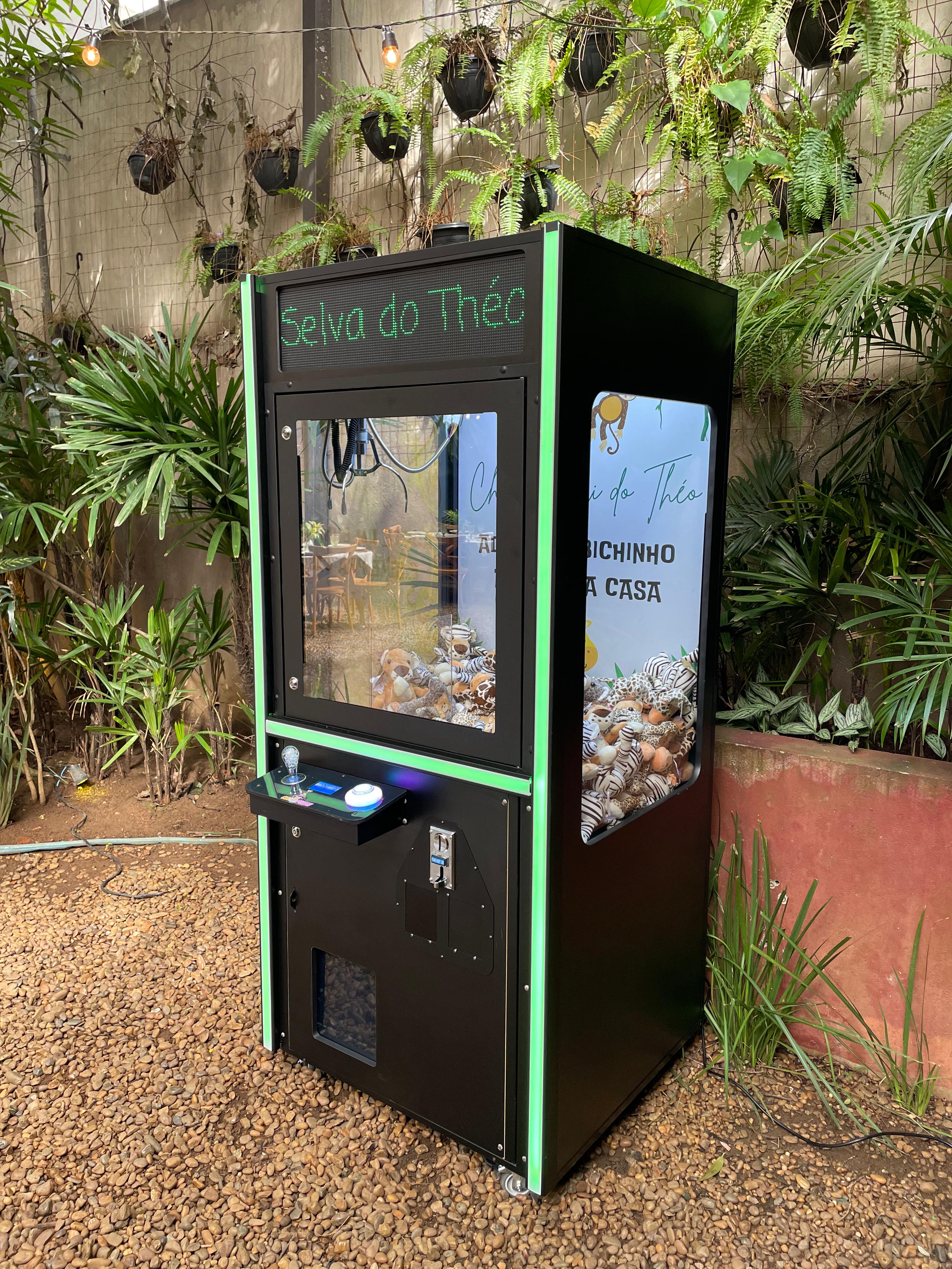 Detalhe de máquina de prêmios com pelúcias